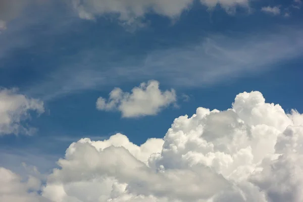 Langit biru dengan awan putih bengkak di cerah cerah cerah hari cerah — Stok Foto
