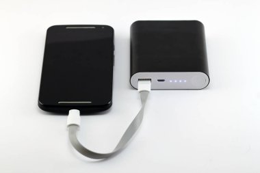 Siyah güç banka beyaz arkasında izole şarj Smartphone