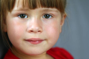 yakın çekim portre sevimli küçük bir kız