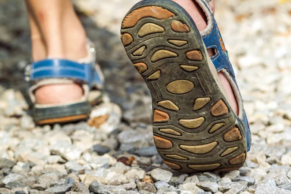 Primer plano de los zapatos deportivos en el sendero caminando en las montañas sobre piedras , —  Fotos de Stock