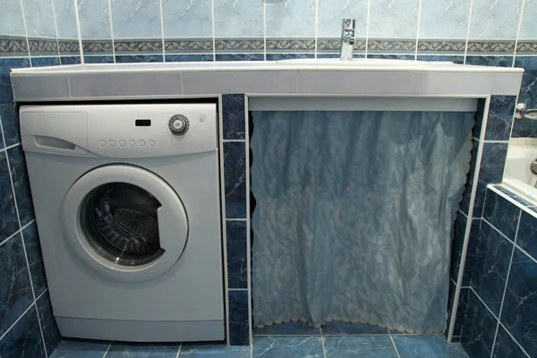 Baño moderno con azulejos azules y lavadora — Foto de Stock