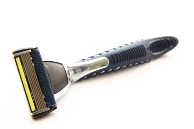 Beyaz arka planda traş bıçağı izole edilmiş. kırpma yolu ile