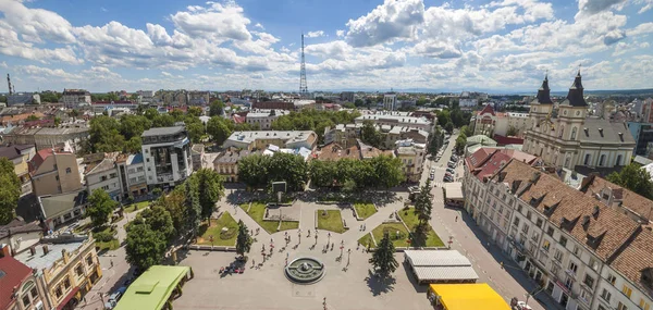 De stad centrum van Ivano Frankivsk, Oekraïne. Oude het platform bu — Stockfoto