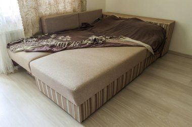 Ayrıntı üzerinde ahşap oturma odasında modern bej dokulu kanepe ve 