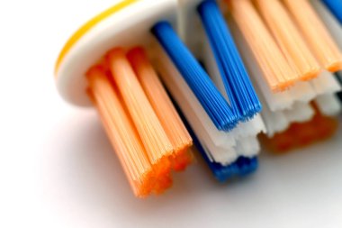 Sarı, mavi ve beyaz kıllar plast tarih ile diş fırçası