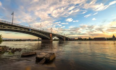 Rhine üzerinde güzel gün batımı / Rhein Nehri ve Main eski köprü