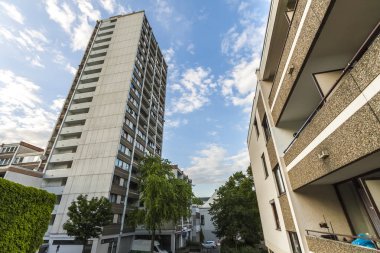 Yüksek multistoried apartman ağaçlar mavi gökyüzü ile