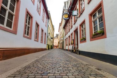 Güzel manzaralı dar sokak tarihi ile geleneksel bir manzarası