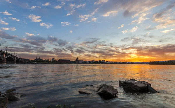 Rhine üzerinde güzel gün batımı / Rhein Nehri ve Main eski köprü