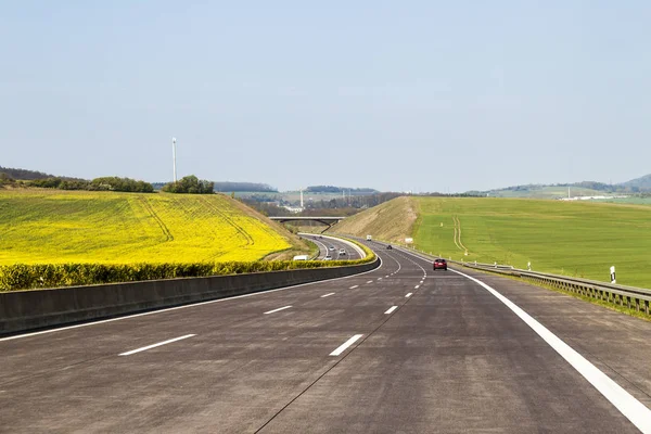 Almanya'da yeni Otoban yol. Yeşil alanlar arasında otoyol