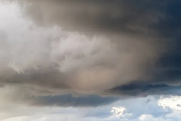 Драматический фон неба. Штормовые облака в темном небе. Капризные облака — стоковое фото