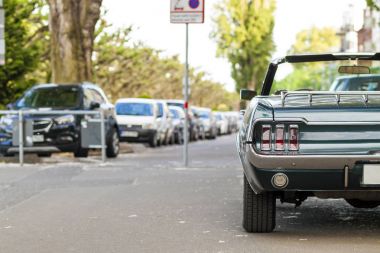 Yakından bir sokakta park edilmiş siyah eski eski model araba arkadan görünüm