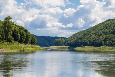 Bir nehir ve yeşil mavi su ile güzel manzara ben ağaçlar