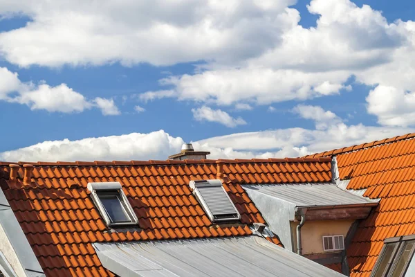 Dach domu z oknami i żółty dachówki — Zdjęcie stockowe