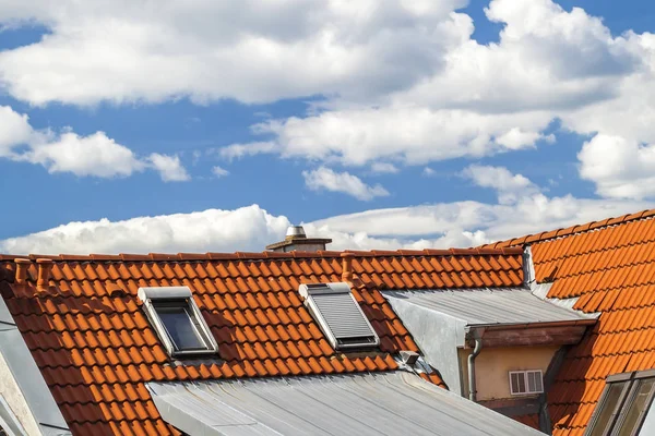 Toit de la maison avec fenêtres et tuiles jaunes — Photo