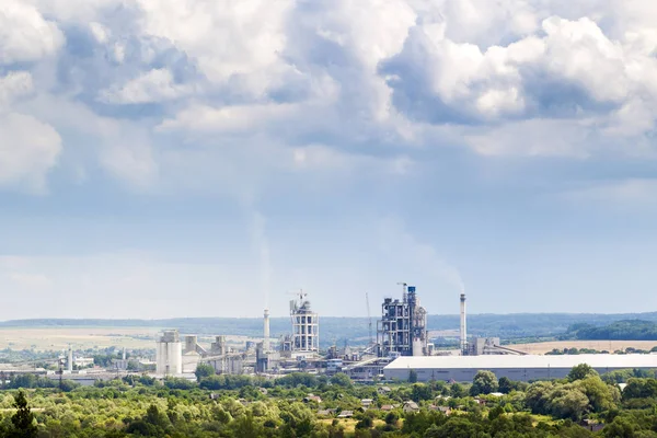 Fábrica de cimento industrial com tubos de fumar e nuvens inchadas ab — Fotografia de Stock