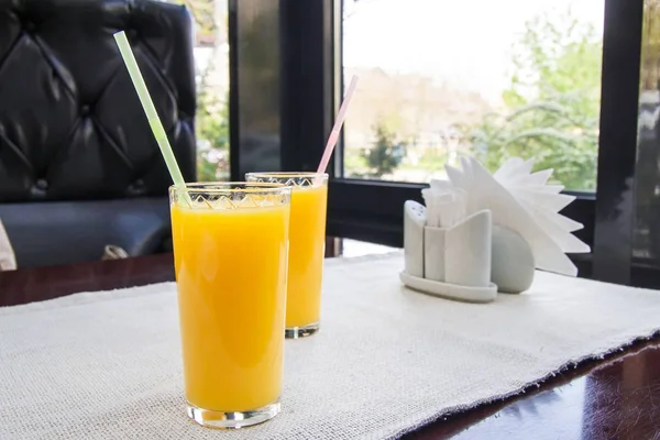 İki bardak portakal suyu. Sağlıklı içecek konsepti.