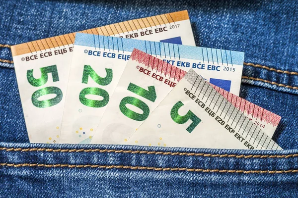 Euro para banknot kot bir cebinde yakın çekim