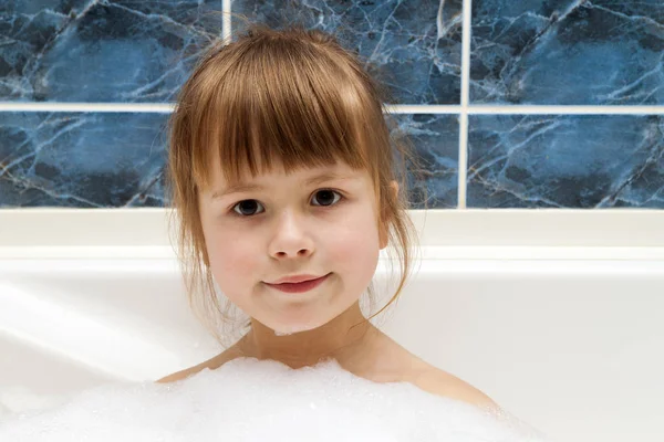 Портрет красивой маленькой девочки в ванной. Концепция гигиены . — стоковое фото