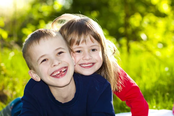 Portret van gelukkig lachend kindertjes jongen en meisje op zonnige Stockfoto