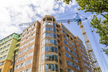 Modern yüksek katlı bina inşaat altında Vinçler ile 