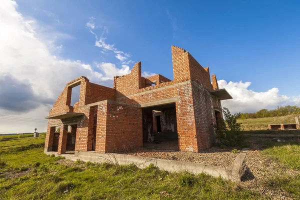 Exterior de um edifício antigo em construção. Alvenaria de tijolo laranja — Fotografia de Stock