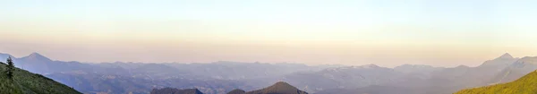 Paisaje de montaña de los Cárpatos en verano. Vista panorámica. Puesta de sol — Foto de Stock
