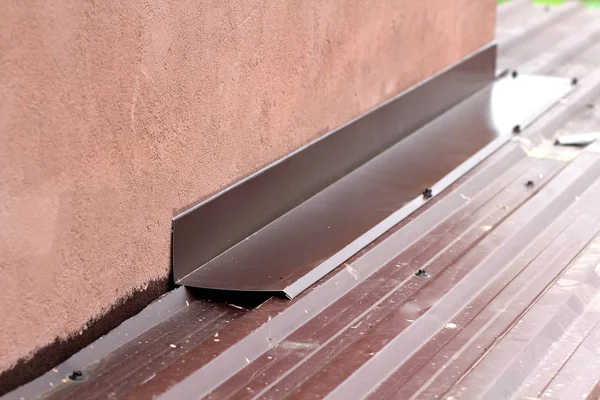 Dakbedekking bouw detail close-up. Metalen paneel op het dak van het huis — Stockfoto