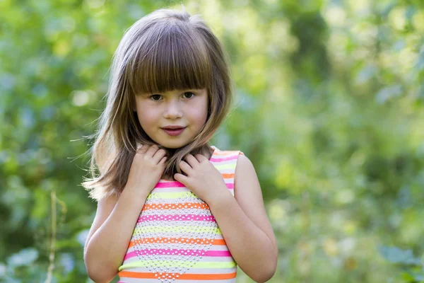 Porträtt av vacker liten flicka med mörkt hår utanför — Stockfoto