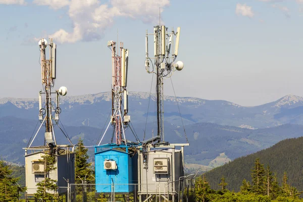 Mobile telecommunication tower or cell tower with antenna and el