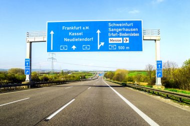 Güneşli bir gün yolda Almanya üzerinde Mavi Otoban işareti