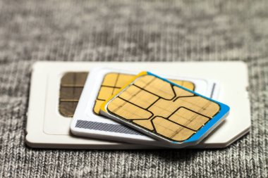 Mini, mikro ve nano simcard kümesi. Üzerinde gri kumaş metin izole