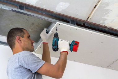 İnşaat işçisi Alçıpan ile asma tavan montaj bir