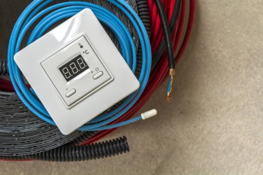 Kat sistemi, kabloları ve Denetim Masası Isıtma. Yenileme ve c