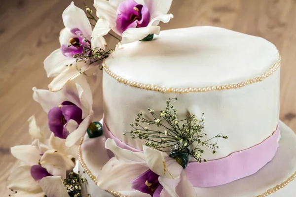 Schöne Hochzeitstorte mit Blumen, Nahaufnahme der Torte mit Unschärfe — Stockfoto