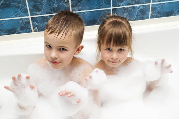 Porträt hübscher Kinder, kleiner Mädchen und Junge in der Badewanne. Hygiene — Stockfoto