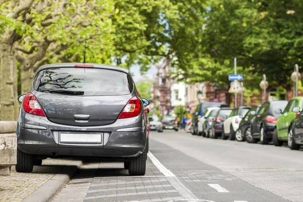 Reihenweise Autos am Straßenrand in Wohngebiet geparkt — Stockfoto