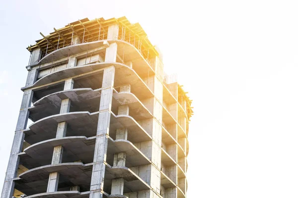 Beton yüksek katlı binada çerçeve yapım aşamasında. Yumuşak lig