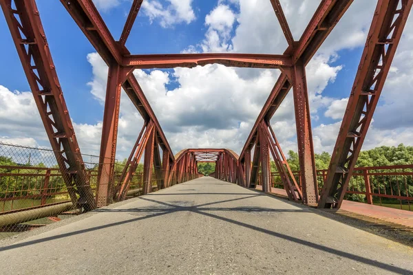 Interiören i metall struktur av en bro i solig dag. Perspectiv — Stockfoto