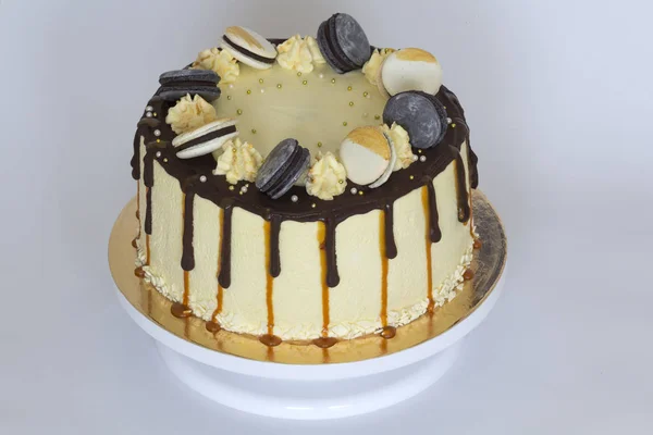 Piękny tort słodkie, zbliżenie ciasta z macaroons — Zdjęcie stockowe