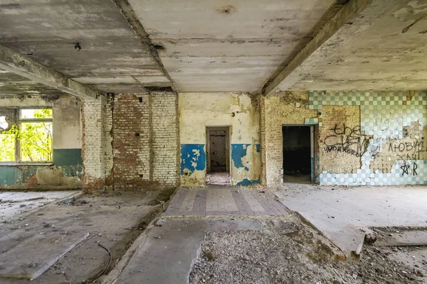 Innenraum eines alten Lagergebäudes zerstört. Industrieruinen — Stockfoto