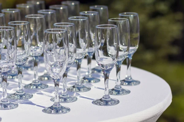 Beyaz masa üzerinde birçok boş asma gözlük