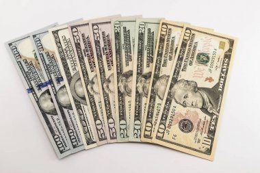 Bize Amerikan Doları para faturaları beyaz zemin üzerine yayılmış