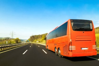 Turist otobüsü güzel bahar günü c de asfalt Otoban yol