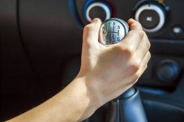 Dişli kayması topuzu el ile değişen sürücü el seçici odak