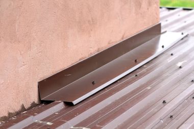 Çatı inşaat detay yakın çekim. Evin çatısında metal paneli 