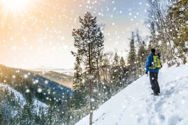 Güzel kış manzara yağan kar ile dağlarda bir