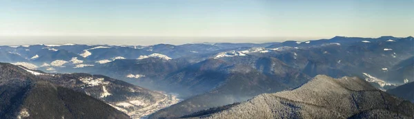 Schönes Winterpanorama mit Neuschnee. Landschaft mit Fichten — Stockfoto