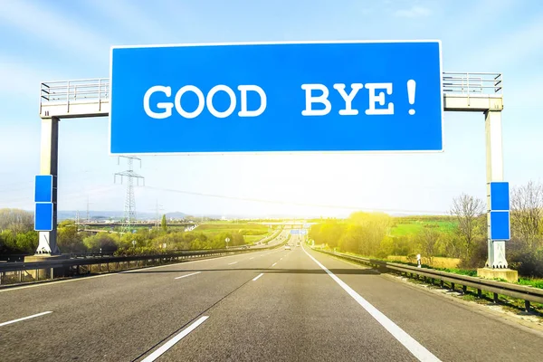 Blaues Autobahnschild über der Straße an sonnigem Tag mit Worten zum Abschied — Stockfoto