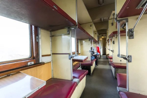 Treno vintage interno con seggiolini auto a pelo — Foto Stock